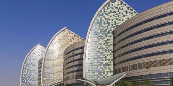 老外的醫(yī)院建筑設(shè)計(jì)，一個巨大的、帆狀的中庭??！