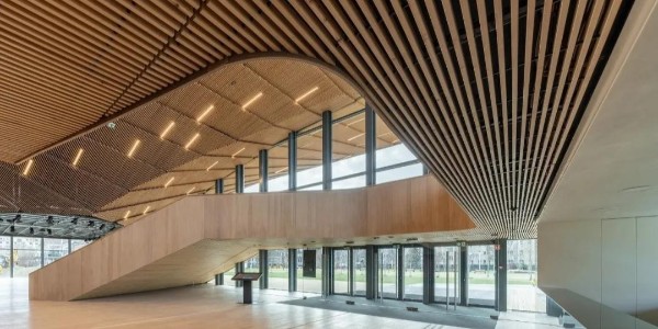 新的、多功能劇院建筑